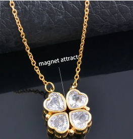 Collar  con imán en forma de trébol dorado, de acero inoxidable