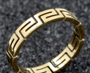 Anillo con diseño geométrico color dorado de acero inoxidable