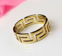 Anillo con diseño geométrico color dorado de acero inoxidable