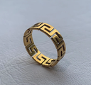 Anillo con diseño geométrico color dorado de acero inoxidable