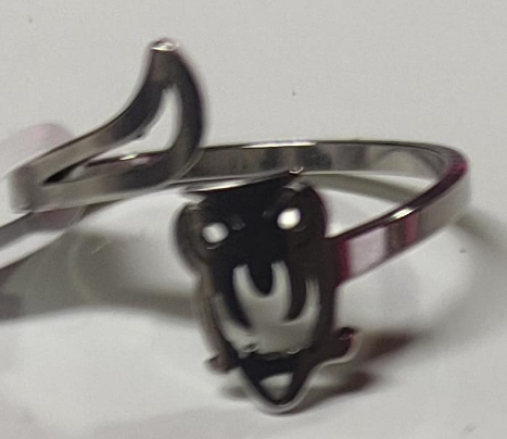 Anillo con buhito, color  plateado de acero inoxidable