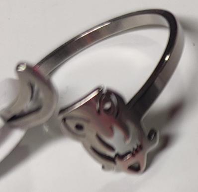 Anillo con buhito, color  plateado de acero inoxidable