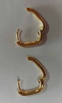Un par de aros dorados en forma ovalada, de acero inoxidable