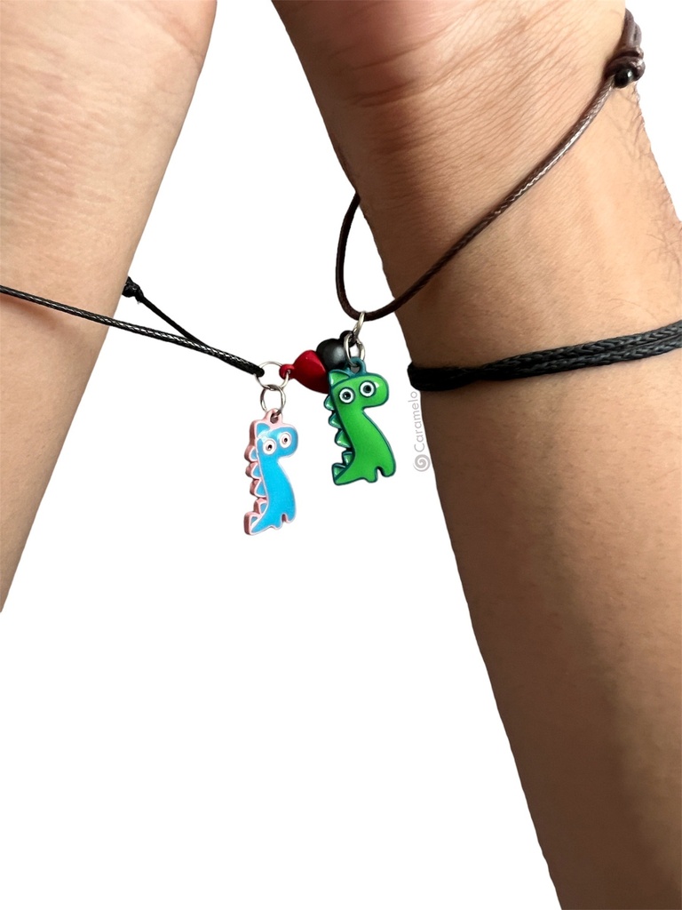 Manilla de pareja con accesorio de dinosauritos (verde y celeste). Color negro y café
