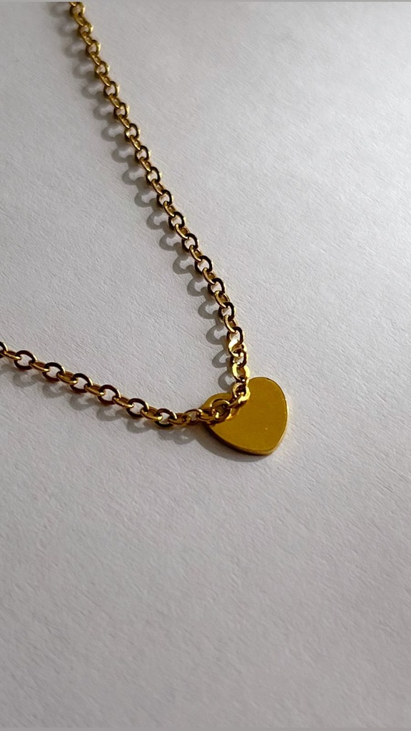 Collar con dije de corazón plano pequeño dorado o plateado