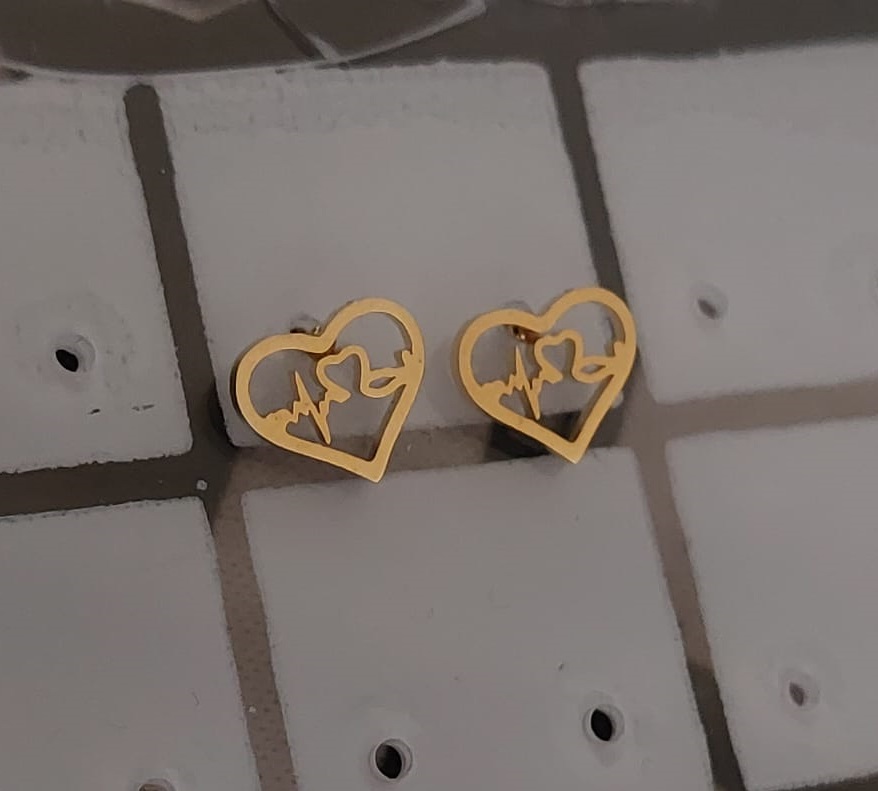 Arete en forma de corazón pequeño con latido de acero inoxidable