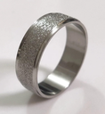 Anillo plateado brilloso de acero inoxidable